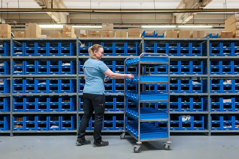 LCR Mitarbeiterin kommissioniert Artikel im Lager