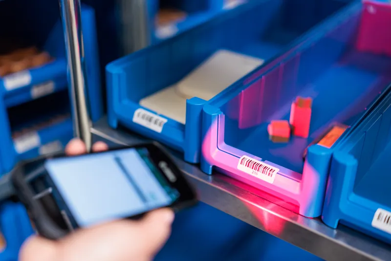 Barcodekontrolle an den blauen Lagerboxen bei LCR