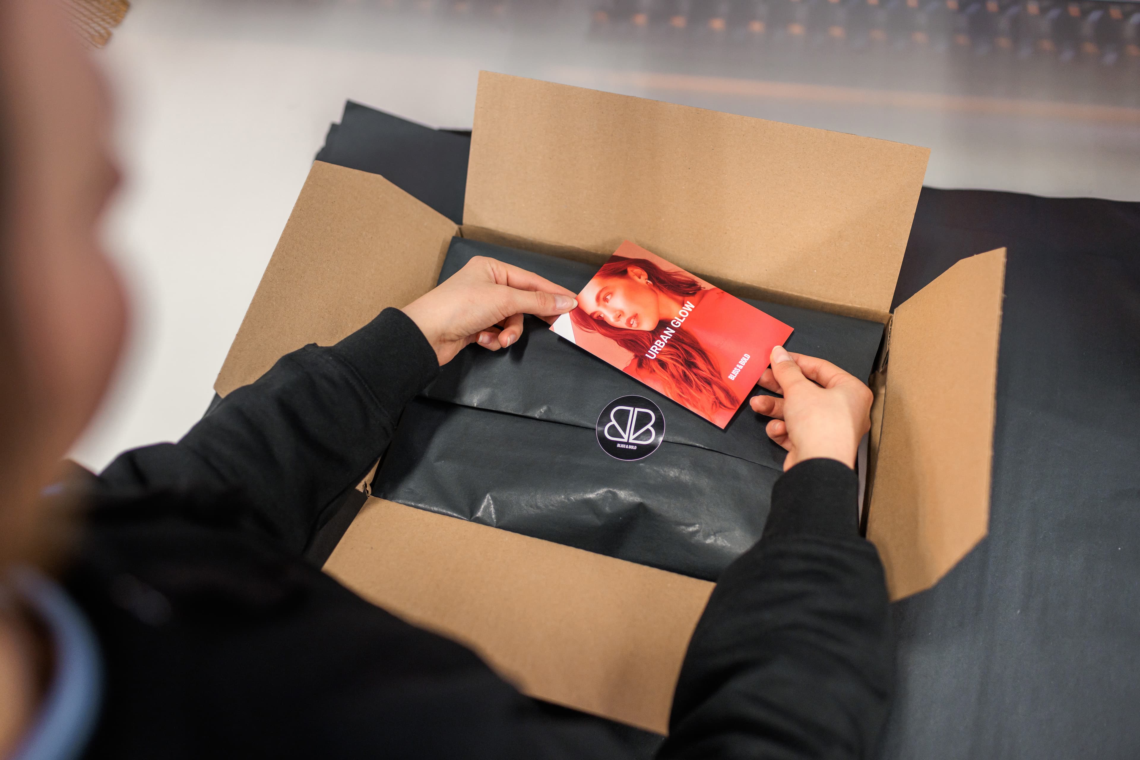 Paket mit Seidenpapier und gebrandetem Klebeband