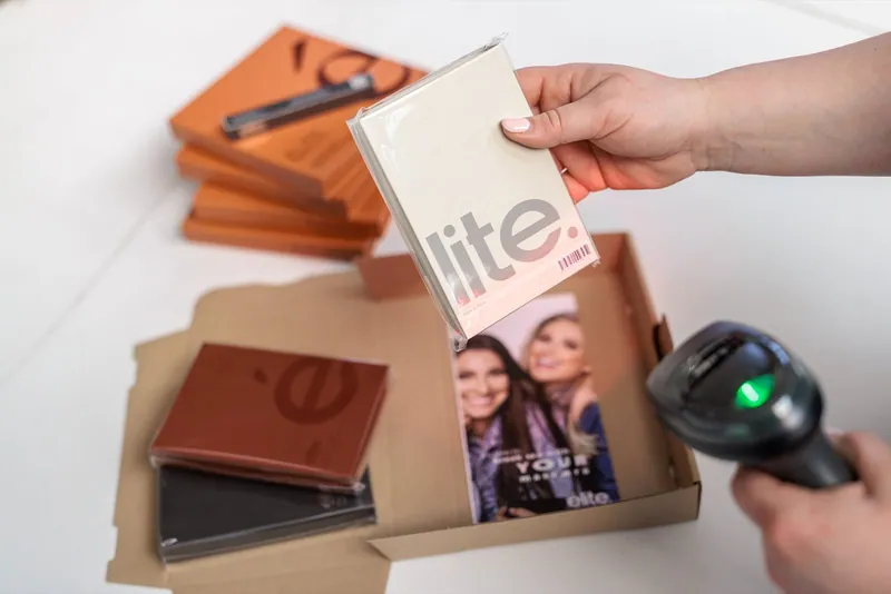 Barcodeprüfung einer Wimpernverpackung am LCR Packplatz