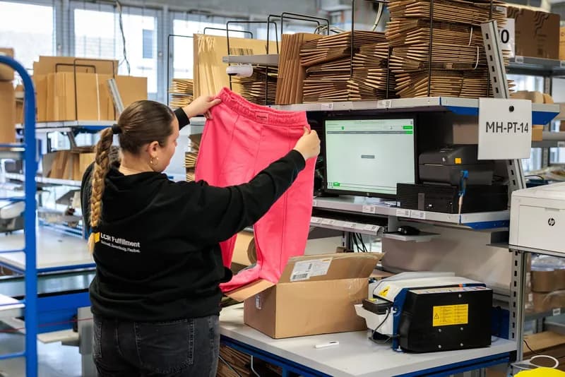 Eine LCR Mitarbeiterin prüft ein Textil am Packplatz