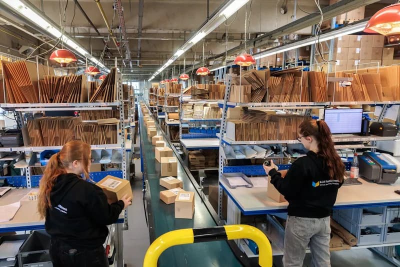 Zwei LCR-Mitarbeiterinnen bearbeiten Sendungen an den Packplätzen