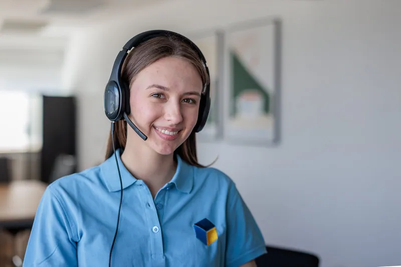 LCR Mitarbeiterin mit Headset betreut Kundenanfragen